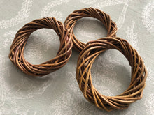 Load image into Gallery viewer, Medium Natural Unpeeled 3.5 Inch Willow Wreath Chew