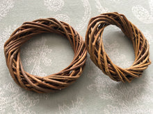Load image into Gallery viewer, Medium Natural Unpeeled 3.5 Inch Willow Wreath Chew