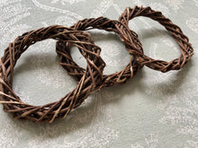 Load image into Gallery viewer, *New* Medium Natural Unpeeled 4 Inch Grapevine Wreath Chew
