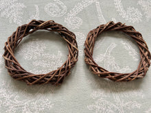 Load image into Gallery viewer, *New* Medium Natural Unpeeled 4 Inch Grapevine Wreath Chew
