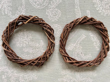 Load image into Gallery viewer, *New* Medium Natural Unpeeled 4 Inch Grapevine Wreath Chew
