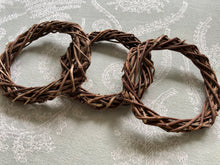 Load image into Gallery viewer, *New* Medium Natural Unpeeled 4 Inch Grapevine Wreath Chew
