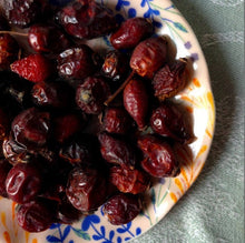 Load image into Gallery viewer, Dried whole rose hips (70g / 2.47oz) - Chinchilla/Rat/Degu/Rabbit/Guinea Pig Treats
